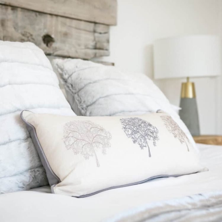 a close up shot of Oaklands Treehouses bed